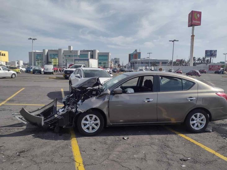 Fuerte choque en estacionamiento de centro comercial de Boca del Río