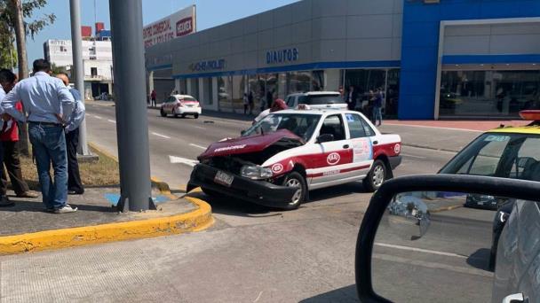 Aparatoso Choque Entre Taxi Y Camioneta Deja Dos Heridos En Veracruz