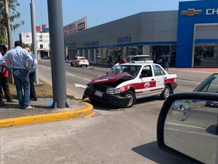 Aparatoso choque deja dos heridos en calles de Veracruz