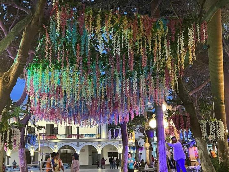 ¡Llegó la primavera! Zócalo de Veracruz se pinta de colores