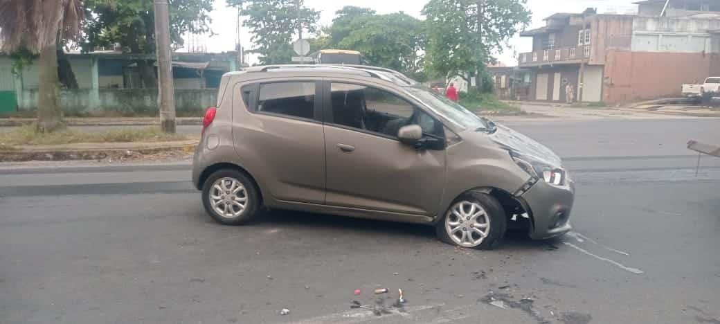 Petrolera vuelca su vehículo en la Benito Juárez Norte, en Coatzacoalcos