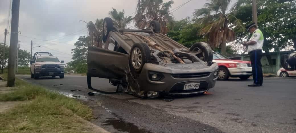 Petrolera vuelca su vehículo en la Benito Juárez Norte, en Coatzacoalcos