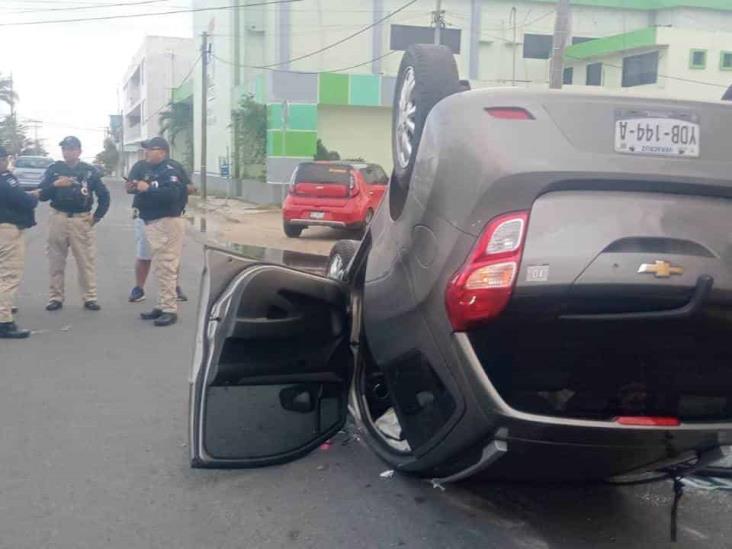 Petrolera vuelca su vehículo en la Benito Juárez Norte, en Coatzacoalcos