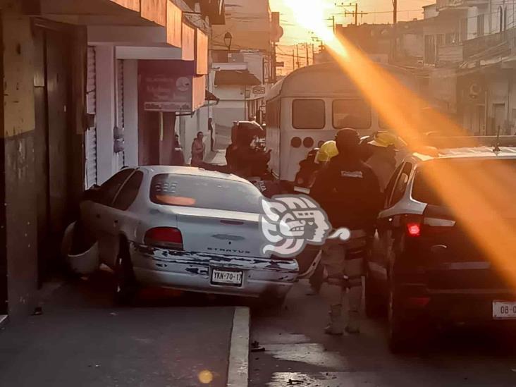 Automóvil choca contra un autobús en Centro de Xalapa; hay dos lesionados