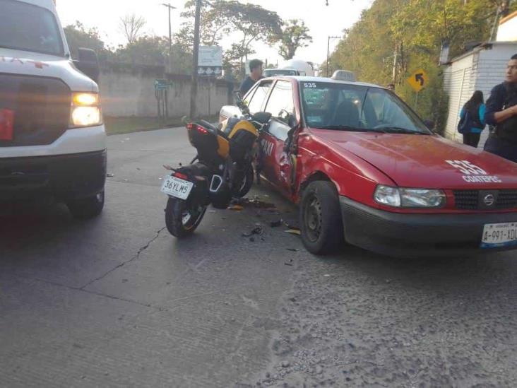 Estudiante choca con su moto contra un taxi en la carretera Xalapa- Coatepec
