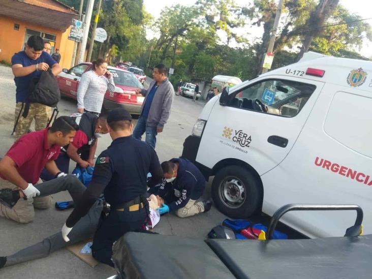 Estudiante choca con su moto contra un taxi en la carretera Xalapa- Coatepec