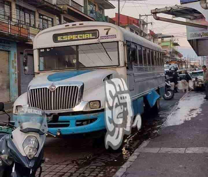 Automóvil choca contra un autobús en Centro de Xalapa; hay dos lesionados