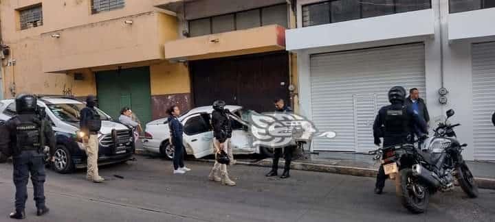 Automóvil choca contra un autobús en Centro de Xalapa; hay dos lesionados
