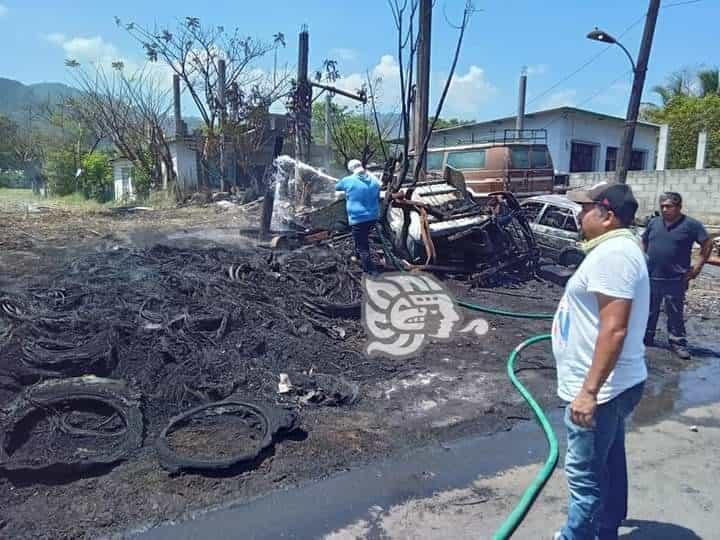 Incendio arrasa con 3 vehículos en taller de Tezonapa