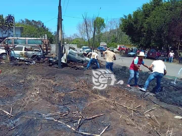 Incendio arrasa con 3 vehículos en taller de Tezonapa