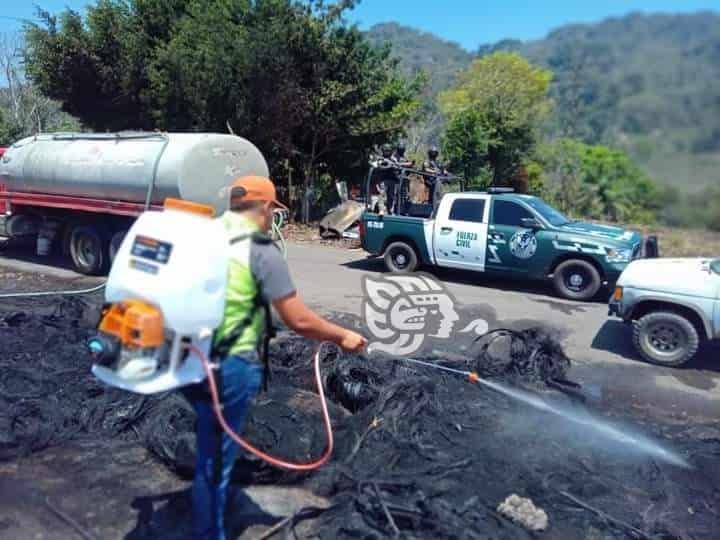 Incendio arrasa con 3 vehículos en taller de Tezonapa