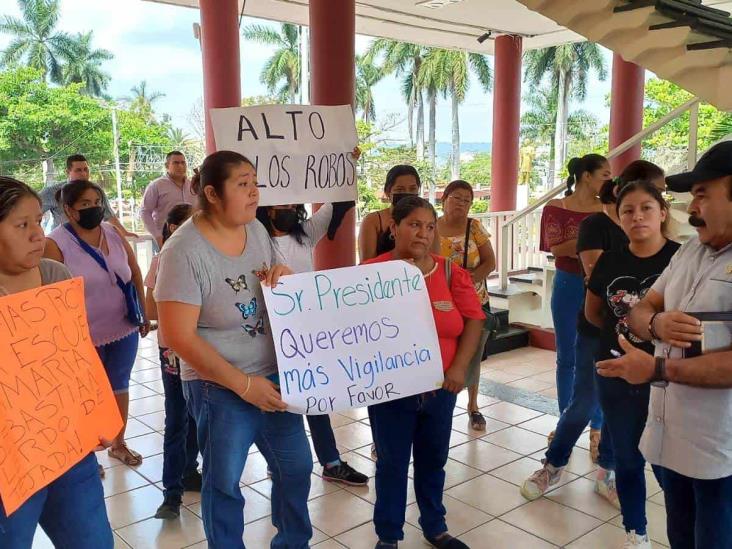 Cansadas de robos, madres de familia protestan en Ayuntamiento de Poza Rica