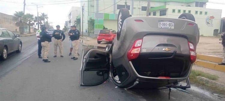 Petrolera vuelca su vehículo en la Benito Juárez Norte, en Coatzacoalcos