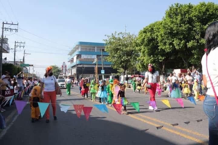 Realizan desfile de la primavera en Cardel