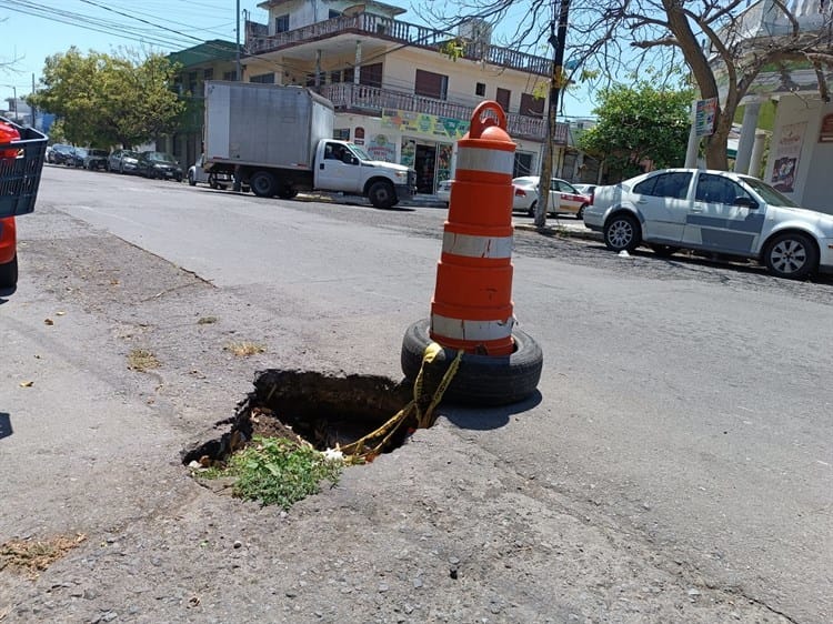Hundimiento en colonia Centro de Veracruz pone en riesgo a peatones y automovilistas