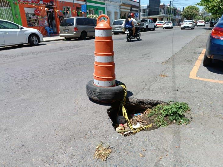 Hundimiento en colonia Centro de Veracruz pone en riesgo a peatones y automovilistas