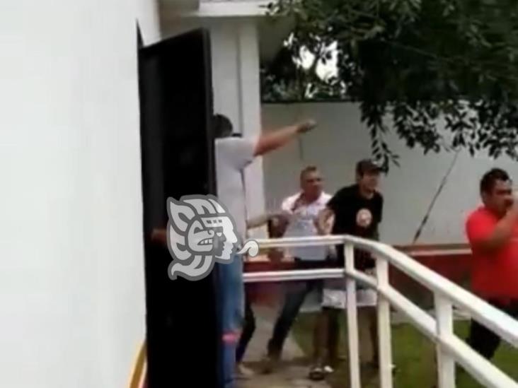 Por presunto conflicto vial, inicia la campal en Hospital de Pemex, en Poza Rica