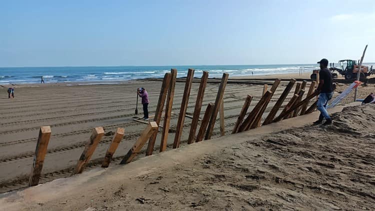 Por Semana Santa, alistan espacios familiares en playa de Coatzacoalcos