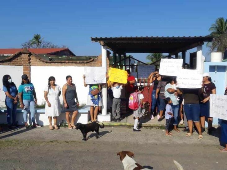 Se manifiestan por falta de maestro en escuela de Alvarado