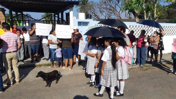 Se manifiestan por falta de maestro en escuela de Alvarado