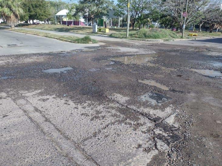 Denuncian baches y aguas negras en Arboledas San Ramón en Medellín