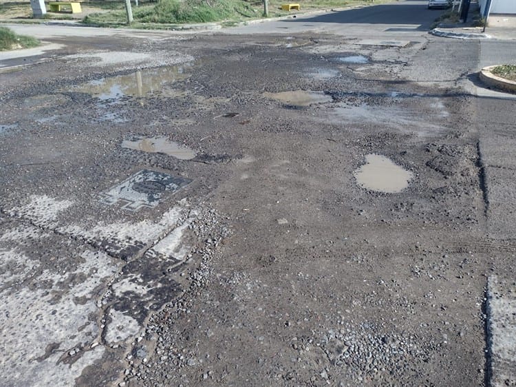 Denuncian baches y aguas negras en Arboledas San Ramón en Medellín