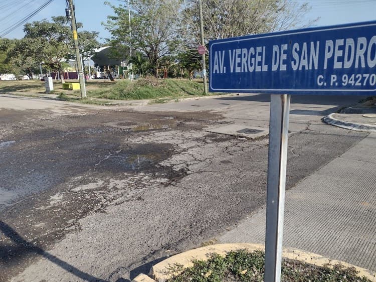 Denuncian baches y aguas negras en Arboledas San Ramón en Medellín