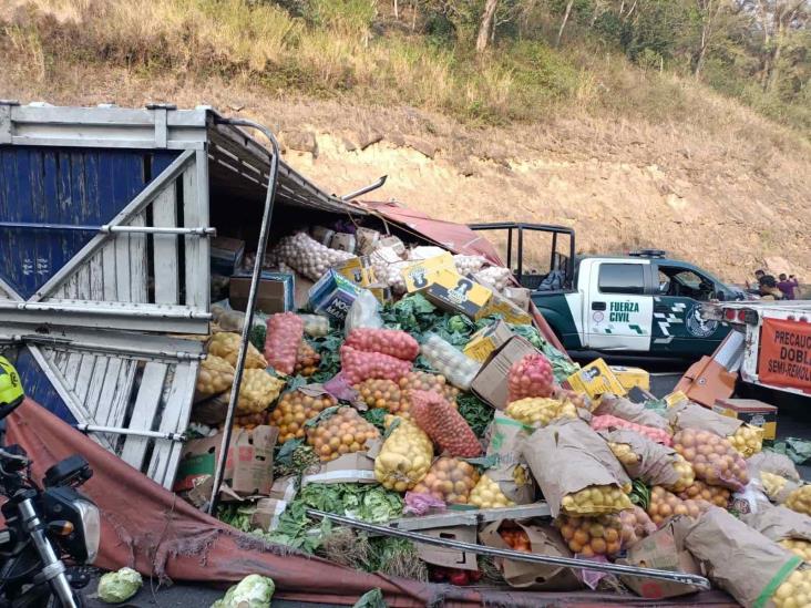 Camión con frutas y verduras vuelca en libramiento de Xalapa