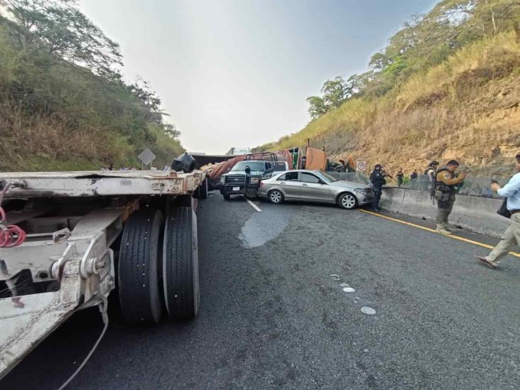 Camión con frutas y verduras vuelca en libramiento de Xalapa