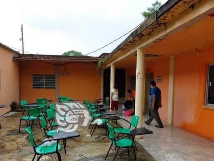 Vacían ladrones secundaria de Villa Cuichapa
