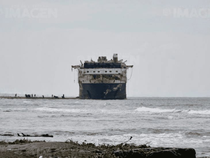 Cierran playa “La Cava” en Alvarado a turistas tras peligro por barco ruso “Enchanted Capri” encallado