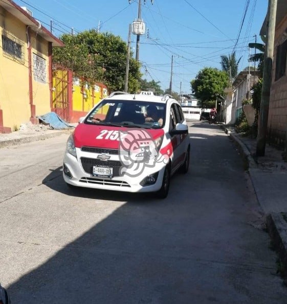 Exponen a agresivo taxista en Minatitlán; le quitó hasta la cartera