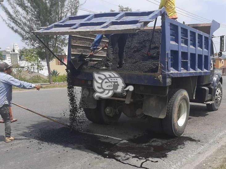 Realizan trabajos de bacheo en carretera previo a Cumbre Tajín