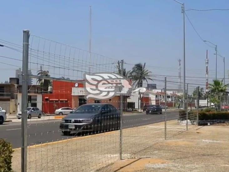 Así obligan a alumnos de la UV Coatza a usar puente peatonal