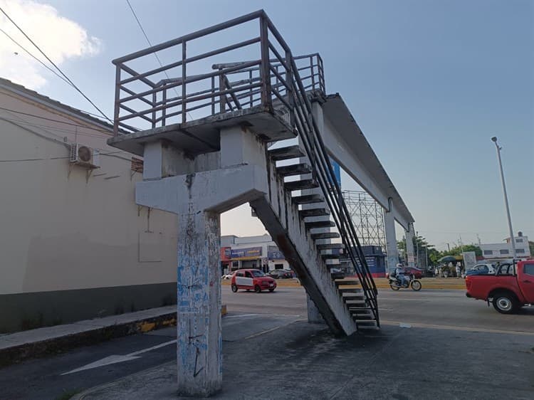 Exigen vecinos nuevo puente peatonal en avenida Rafael Cuervo, Veracruz