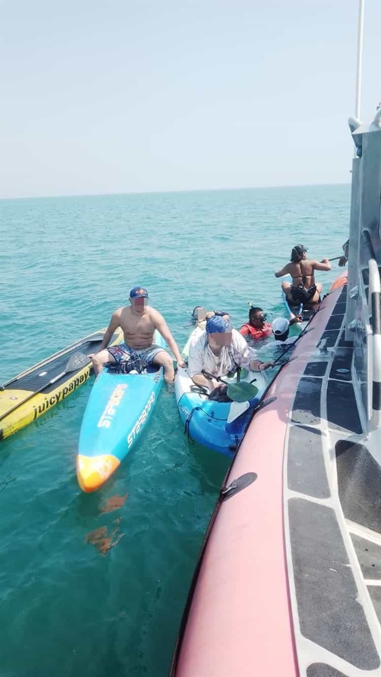 Rescatan a personas varadas en una isla de Veracruz