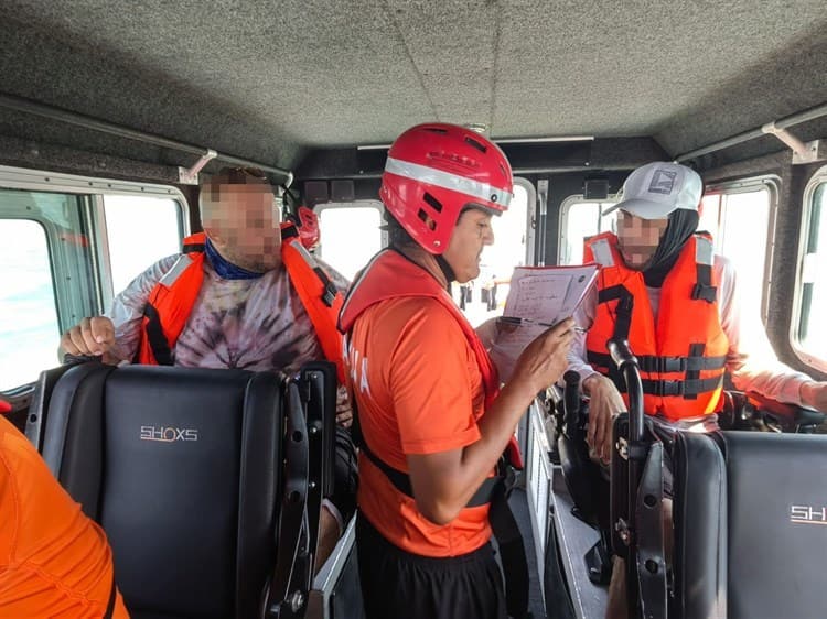 Rescatan a personas varadas en una isla de Veracruz