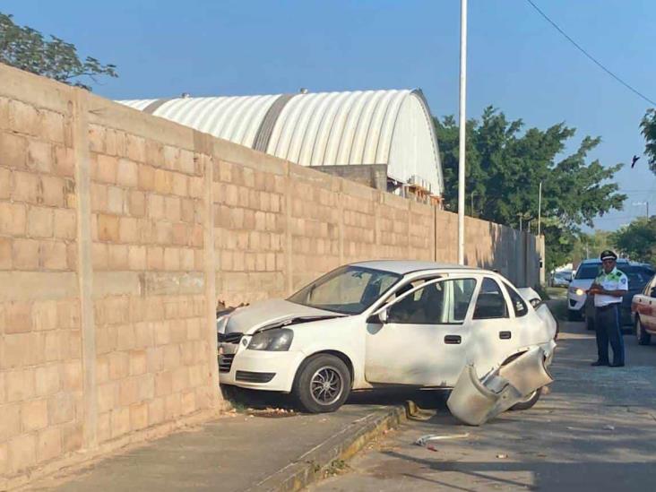 Auto se impacta contra barda tras ser chocado por grúa, en Minatitlán