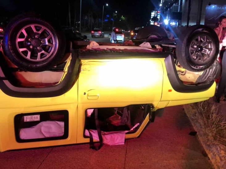 Abuelito ocasiona volcadura de camioneta frente a Hotel Mocambo en Boca del Río (+Video)