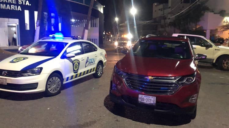 Abuelito ocasiona volcadura de camioneta frente a Hotel Mocambo en Boca del Río (+Video)