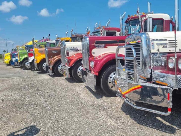 Llega exposición de tractocamiones clásicos a Úrsulo Galván