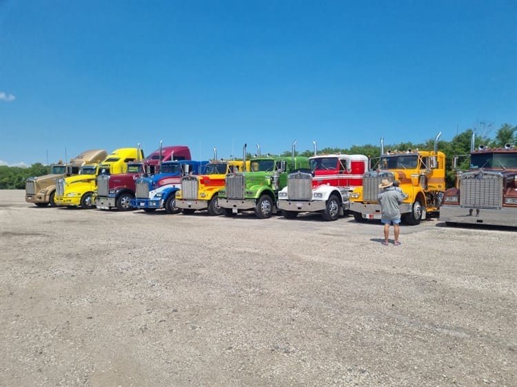 Llega exposición de tractocamiones clásicos a Úrsulo Galván