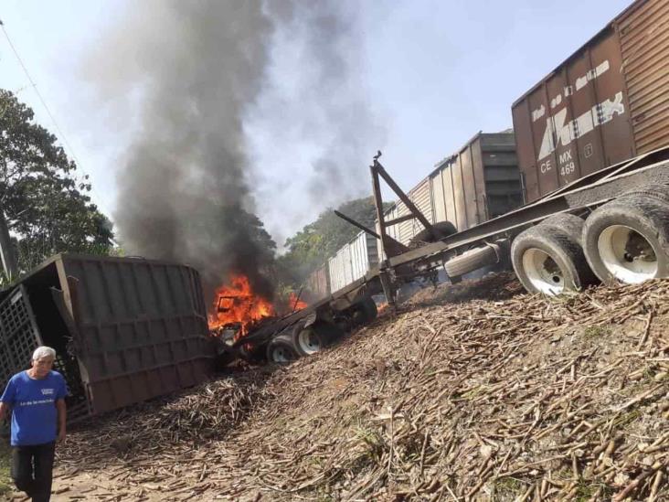 ¡Impresionante! Camión cañero es impactado por un tren en Amatlán