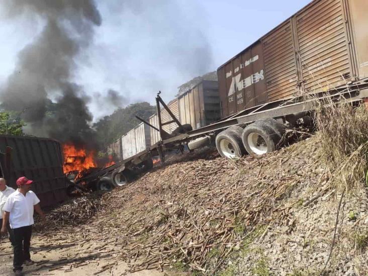 ¡Impresionante! Camión cañero es impactado por un tren en Amatlán