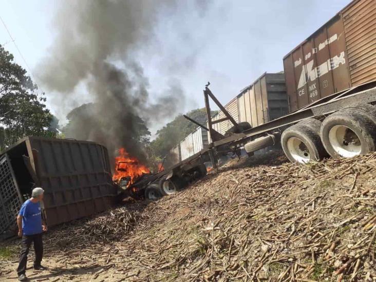 ¡Impresionante! Camión cañero es impactado por un tren en Amatlán