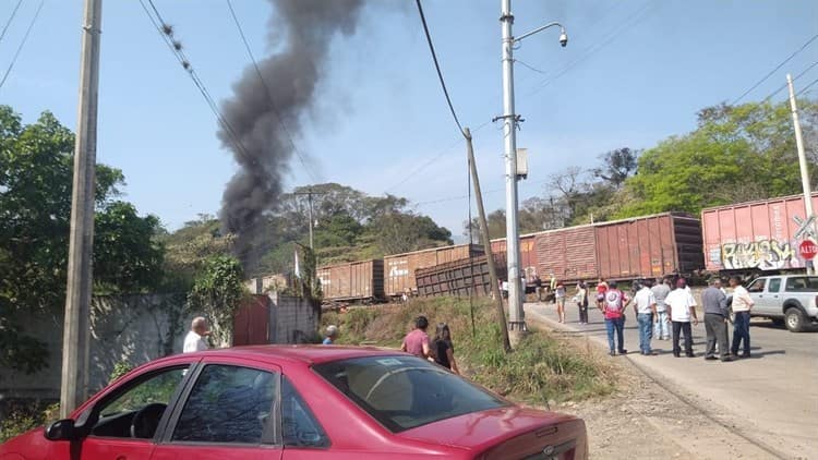 Tren arrolla a tráiler cañero en Amatlán; el conductor del tractocamión se le atravesó