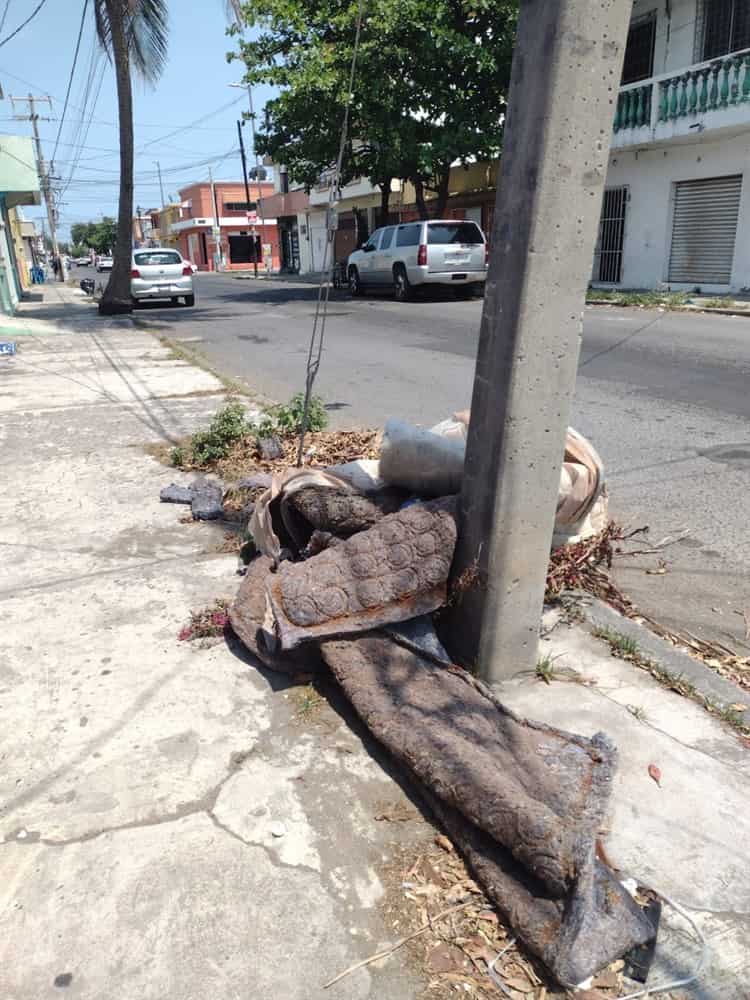 Acusan a chatarreros de dejar colchones tirados en calles de Veracruz
