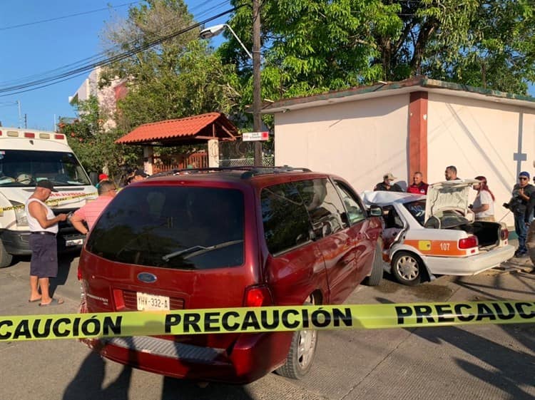 Mujer taxista fallece tras fuerte choque en Acayucan