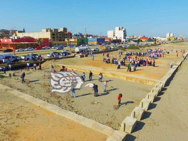 ¡Hasta chanclas y jeringas!; llenan más de 120 costales de basura en limpieza de playa