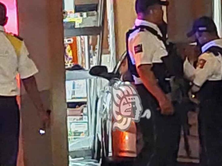 Se accidenta particular contra tienda de conveniencia en pleno centro de Orizaba